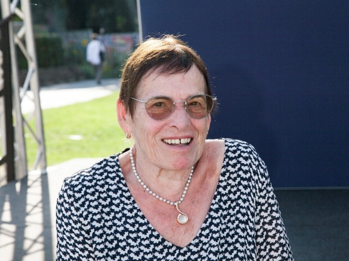 Foto von Dr. Renate Werwigk-Schneider bei der Gedenkveranstaltung zum Mauerbau